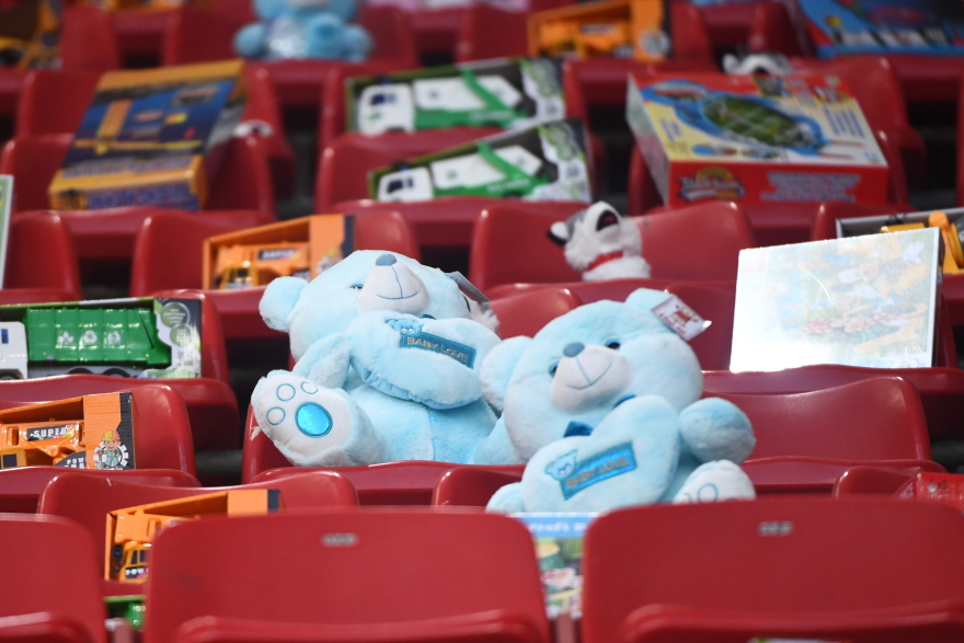 Πόλεμος στην Ουκρανία: Ιστορικό φιλικό του Ολυμπιακού με τη Σαχτάρ - Ποιοι επώνυμοι έδωσαν το «παρών» στο «Γ. Καραϊσκάκης» 