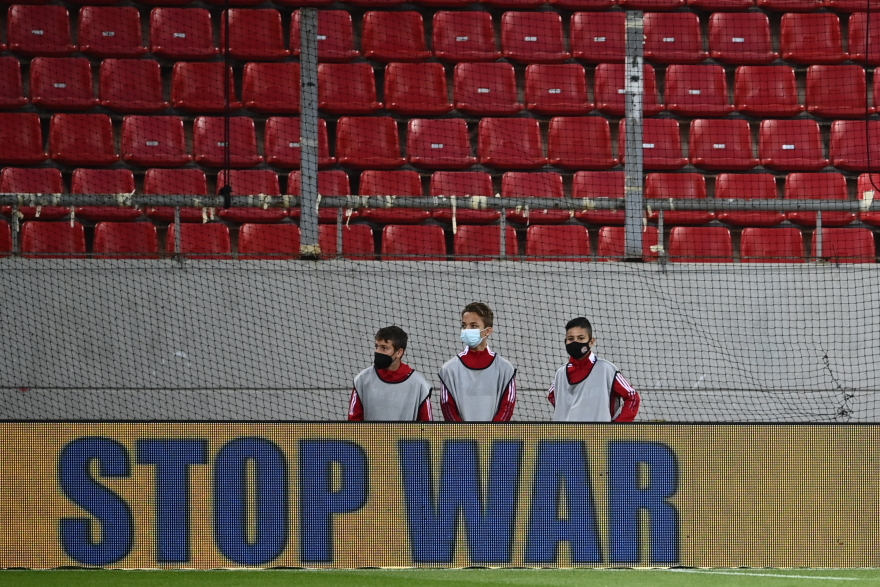 Πόλεμος στην Ουκρανία: Ιστορικό φιλικό του Ολυμπιακού με τη Σαχτάρ - Ποιοι επώνυμοι έδωσαν το «παρών» στο «Γ. Καραϊσκάκης» 