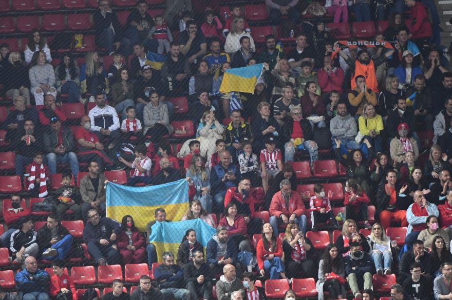 Πόλεμος στην Ουκρανία: Ιστορικό φιλικό του Ολυμπιακού με τη Σαχτάρ - Ποιοι επώνυμοι έδωσαν το «παρών» στο «Γ. Καραϊσκάκης» 