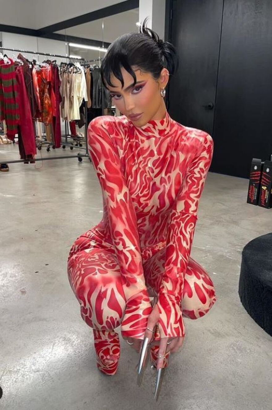 Οκτώ διάσημες κυρίες μας δείχνουν τις ντουλάπες τους - Βίντεο και φωτογραφίες