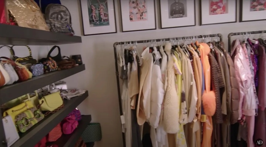 Οκτώ διάσημες κυρίες μας δείχνουν τις ντουλάπες τους - Βίντεο και φωτογραφίες