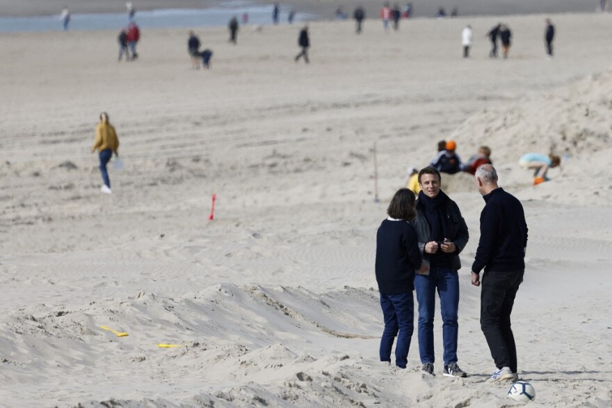 Γαλλικές εκλογές: Η βόλτα του Εμανουέλ Μακρόν με τη Μπριζίτ μετά την ψήφο