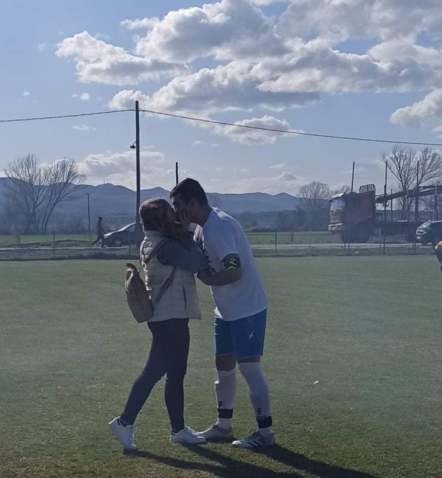 Ποδοσφαιριστής κάνει πρόταση γάμου μέσα στο γήπεδο και σκοράρει στην... καρδιά της αγαπημένης του - Δείτε βίντεο