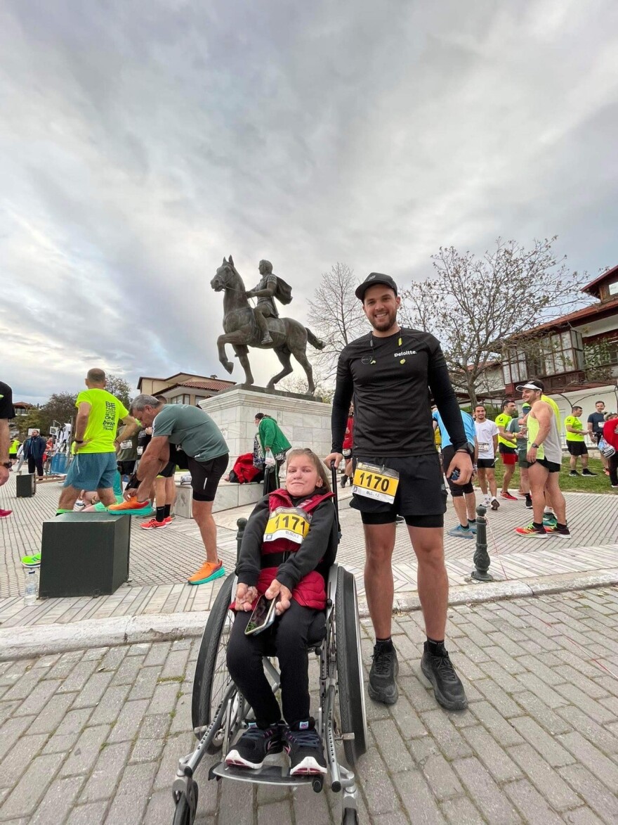 Πέλλα: Ο Μάριος γίνεται... τα πόδια της Ελευθερίας και τρέχουν μαζί στο Διεθνή Μαραθώνιο «Μέγας Αλέξανδρος»