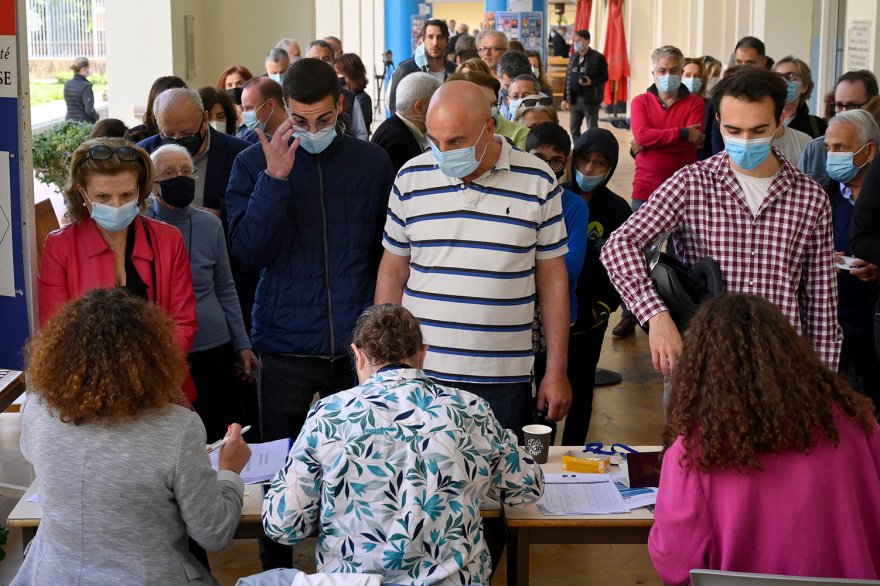 Γαλλικές εκλογές: Νικητής του πρώτου γύρου ο Μακρόν με 27,6% έναντι 23,4% της Λεπέν με καταμετρημένο το 97%