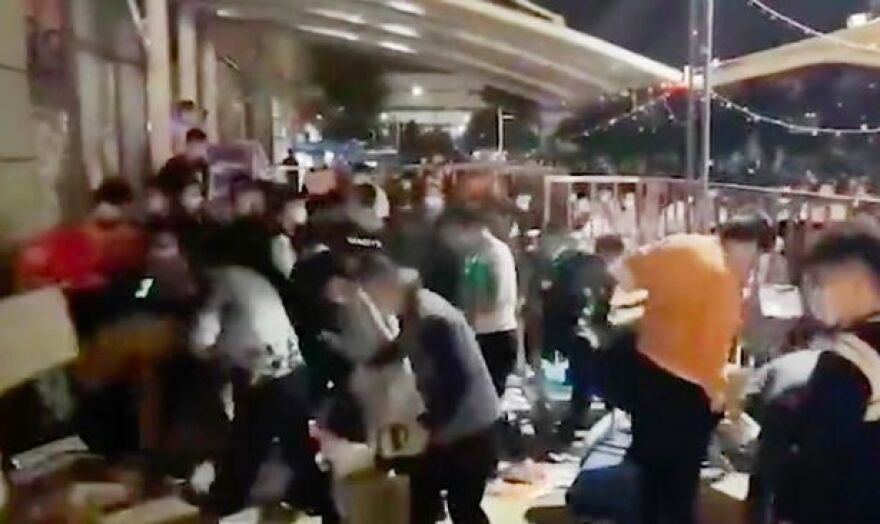 Δραματικό βίντεο από τη Σαγκάη: Οι φωνές απόγνωσης των εγκλωβισμένων κατοίκων λόγω του σκληρού lockdown