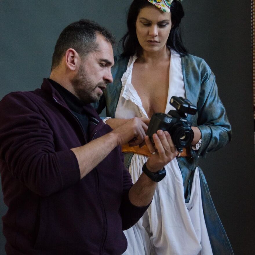 Η Μαρία Κορινθίου ποζάρει... ως Ελλάδα του Ντελακρουά