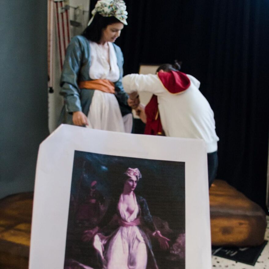 Η Μαρία Κορινθίου ποζάρει... ως Ελλάδα του Ντελακρουά