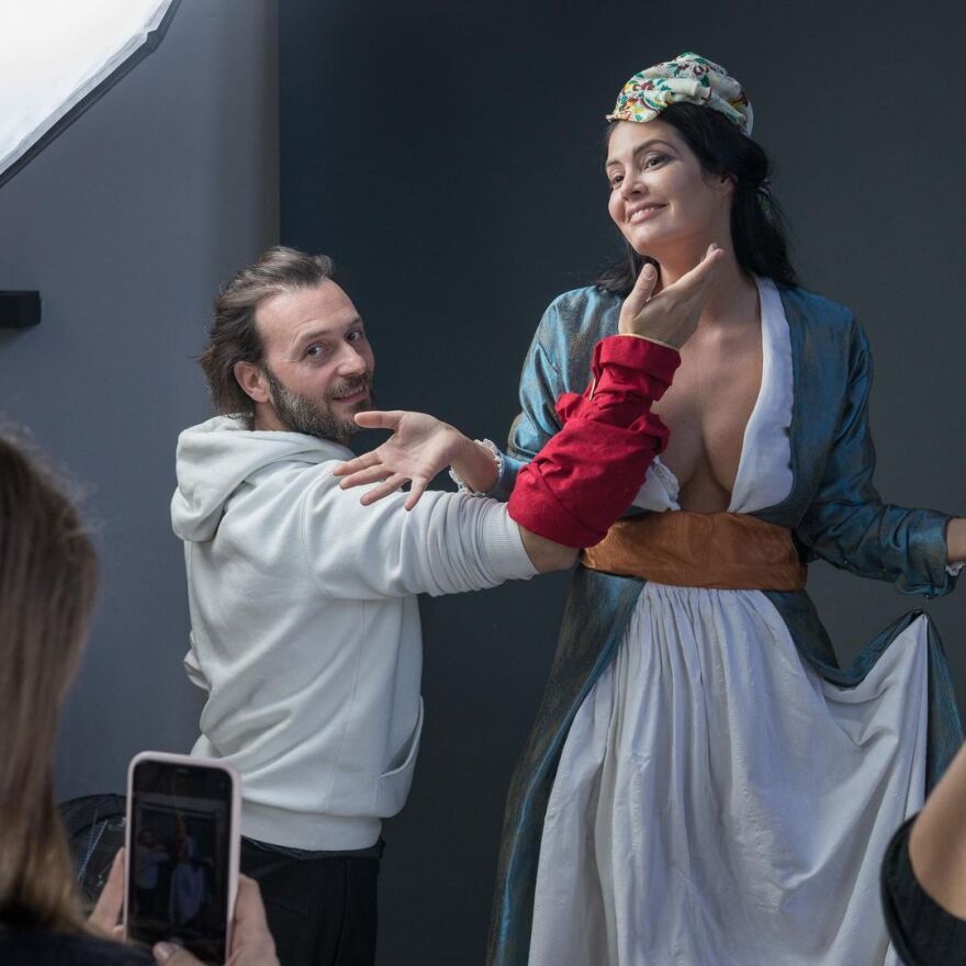 Η Μαρία Κορινθίου ποζάρει... ως Ελλάδα του Ντελακρουά