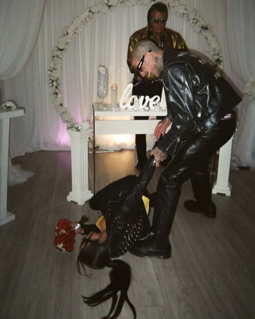 Κόρτνεϊ Καρντάσιαν: Σέρνεται στα πατώματα την ημέρα του γάμου της στο Λας Βέγκας 