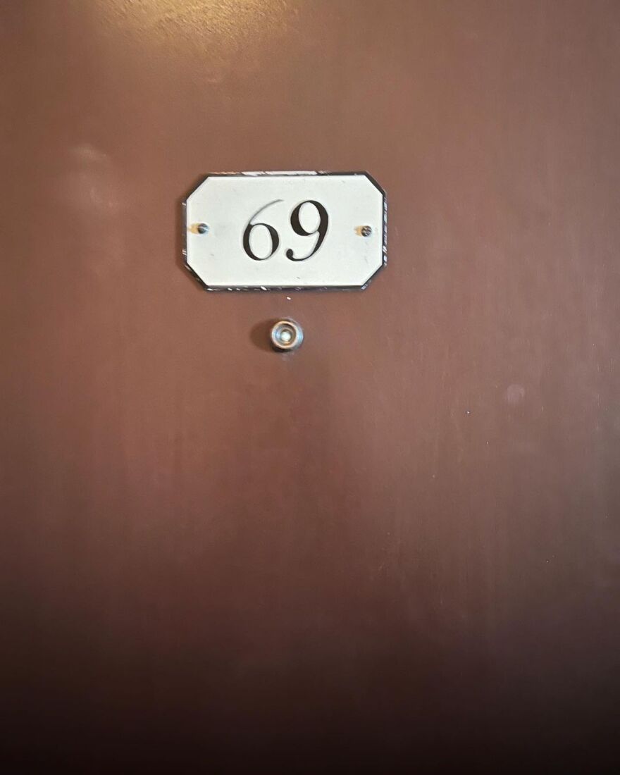 Κόρτνεϊ Καρντάσιαν: Σέρνεται στα πατώματα την ημέρα του γάμου της στο Λας Βέγκας 