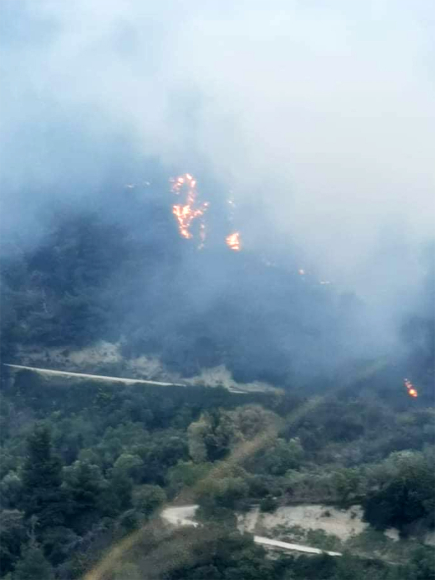 Μαίνεται η φωτιά στην Κασσάνδρα Χαλκιδικής - Μάχη από ξηράς και από αέρος