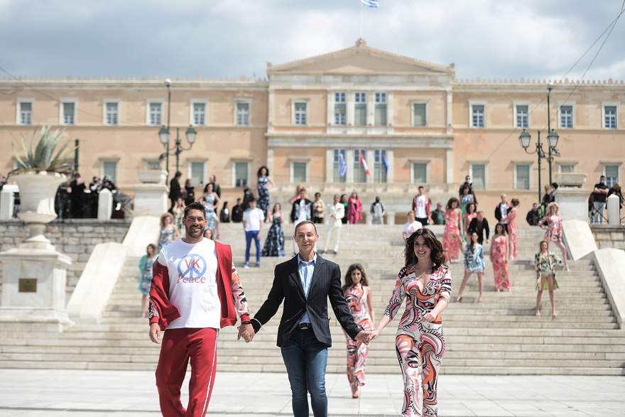 Αντιπολεμική επίδειξη μόδας από τον Βασίλειο Κωστέτσο στο Σύνταγμα