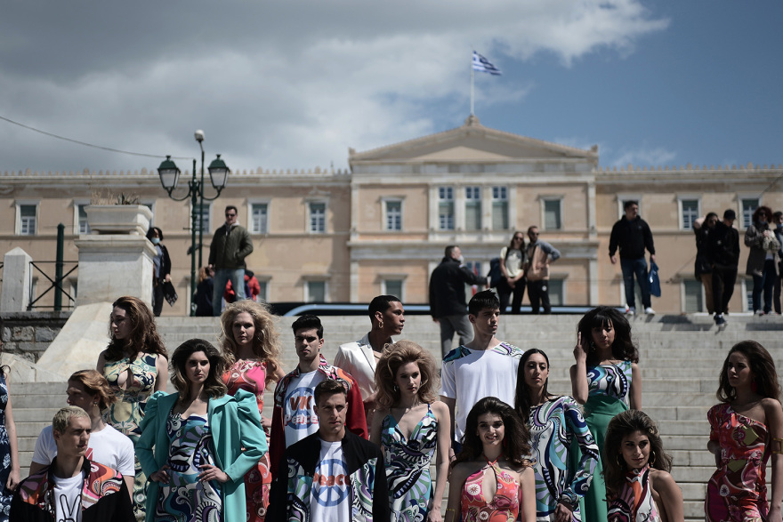 Αντιπολεμική επίδειξη μόδας από τον Βασίλειο Κωστέτσο στο Σύνταγμα
