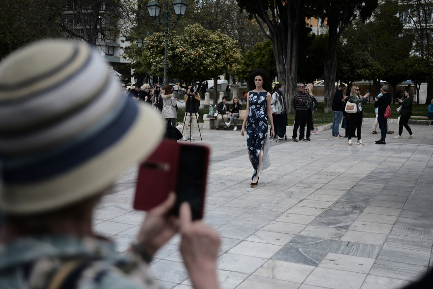 Αντιπολεμική επίδειξη μόδας από τον Βασίλειο Κωστέτσο στο Σύνταγμα