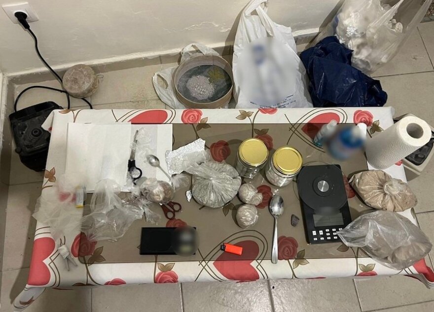 Πύργος: Εξαρθρώθηκε σπείρα που διακινούσε σκληρά ναρκωτικά στην Ηλεία - Κατασχέθηκαν δυο κιλά ηρωίνη και €113.700