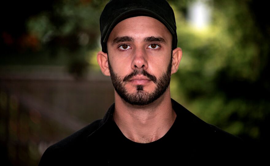 Ο  Βραζιλιάνος που πολεμά τον Μπολσονάρου χορεύοντας έρχεται για πρώτη φορά στην Ελλάδα