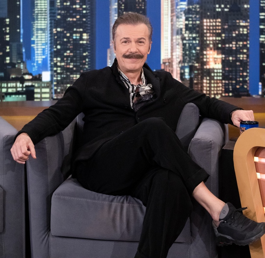 O Γρηγόρης Αρναούτογλου υποδέχεται στο «The 2Night Show» τον Λάζαρο Γεωργακόπουλο και τον Παντελή Τουτουντζή