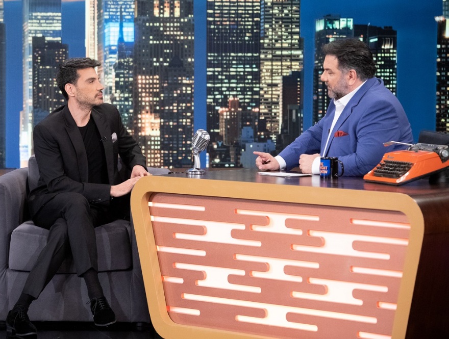 O Γρηγόρης Αρναούτογλου υποδέχεται στο «The 2Night Show» τον Λάζαρο Γεωργακόπουλο και τον Παντελή Τουτουντζή