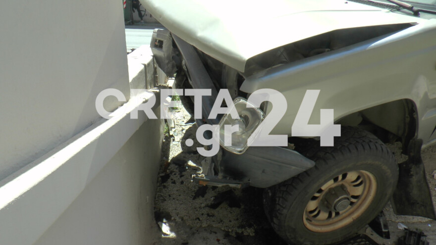 Χανιά: Αυτοκίνητο πήρε παραμάζωμα αγροτικό και κατέληξε σε τοίχο! - Δείτε φωτογραφίες