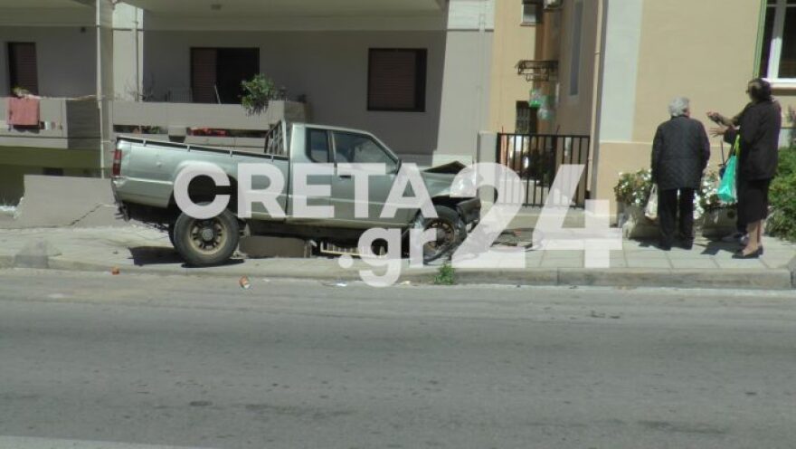 Χανιά: Αυτοκίνητο πήρε παραμάζωμα αγροτικό και κατέληξε σε τοίχο! - Δείτε φωτογραφίες