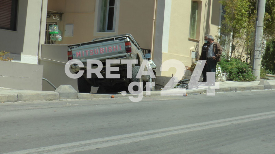 Χανιά: Αυτοκίνητο πήρε παραμάζωμα αγροτικό και κατέληξε σε τοίχο! - Δείτε φωτογραφίες