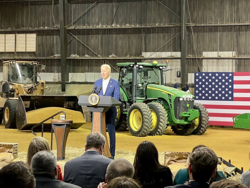 ΗΠΑ: Χαμός στο Twitter για το... πουλί που κουτσούλησε τον Μπάιντεν  στην Αϊόβα - Δείτε βίντεο