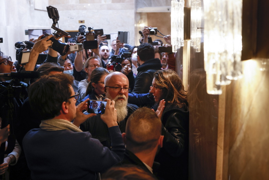 Επεισοδιακή συνέντευξη της Λεπέν - Έβγαλαν έξω σηκωτή διαδηλώτρια που την κατηγόρησε για φιλορωσικές απόψεις - Δείτε βίντεο