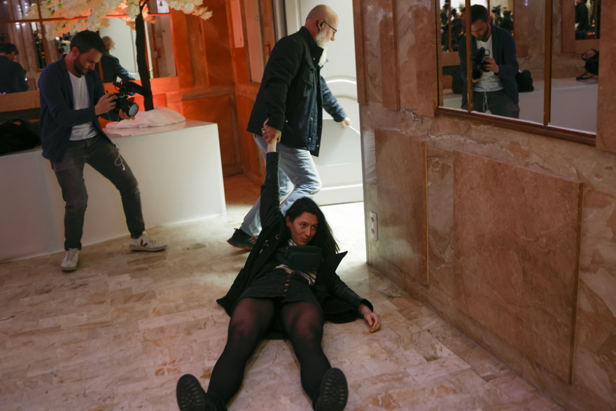 Επεισοδιακή συνέντευξη της Λεπέν - Έβγαλαν έξω σηκωτή διαδηλώτρια που την κατηγόρησε για φιλορωσικές απόψεις - Δείτε βίντεο