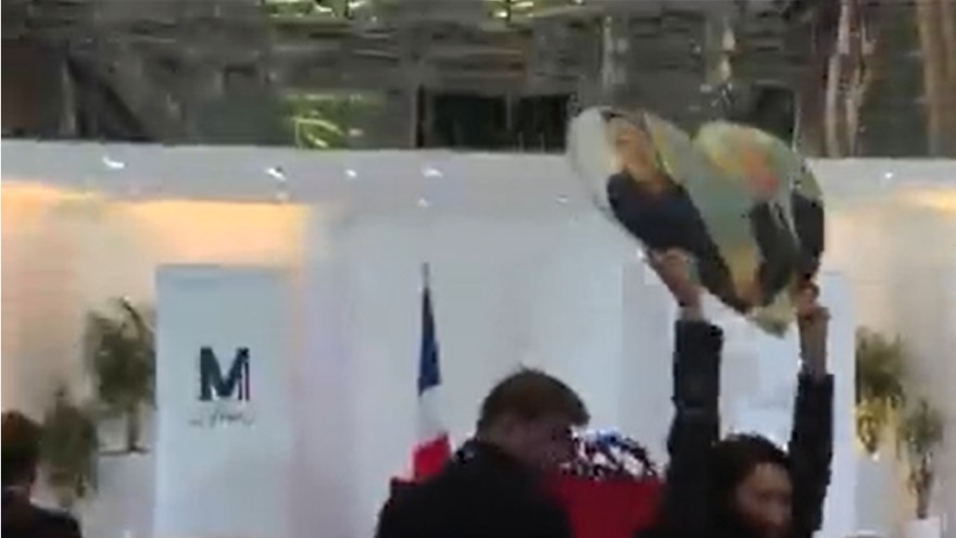 Επεισοδιακή συνέντευξη της Λεπέν - Έβγαλαν έξω σηκωτή διαδηλώτρια που την κατηγόρησε για φιλορωσικές απόψεις - Δείτε βίντεο