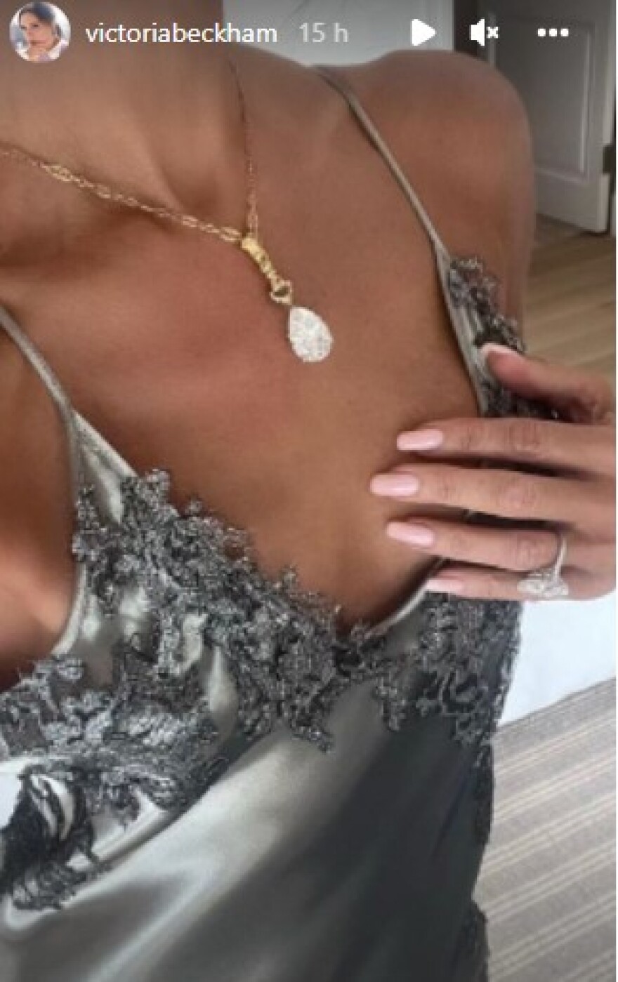 Το κολιέ της Βικτόρια Μπέκαμ, αξίας 2 εκατ. λιρών, που «έκλεψε» την παράσταση στον γάμο του γιου της