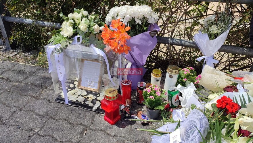 Κεφαλονιά: Λευκά τριαντάφυλλα, κεριά και μηνύματα αγάπης στο σημείο που σκοτώθηκε ο 17χρονος