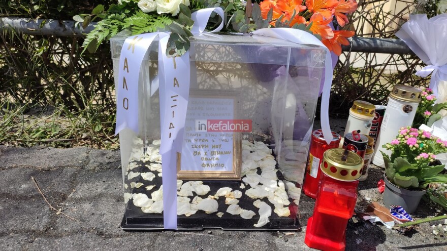 Κεφαλονιά: Λευκά τριαντάφυλλα, κεριά και μηνύματα αγάπης στο σημείο που σκοτώθηκε ο 17χρονος