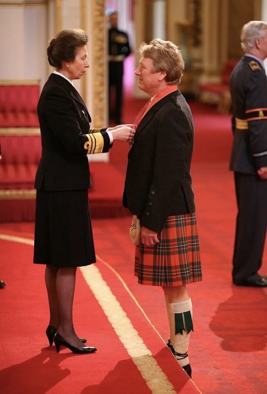 Βρετανία - Χάμις Όγκστον, ο κροίσος που «αποκληρώνει» τα παιδιά του και μοιράζει 130 εκατ. λίρες στους φτωχούς