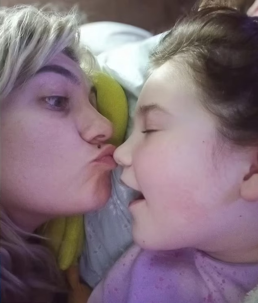 Πάτρα: «Ελληνίδα μητέρα ποζάρει δίπλα στο παιδί της πριν του χορηγήσει θανατηφόρα δόση κεταμίνης» λέει η Daily Mail