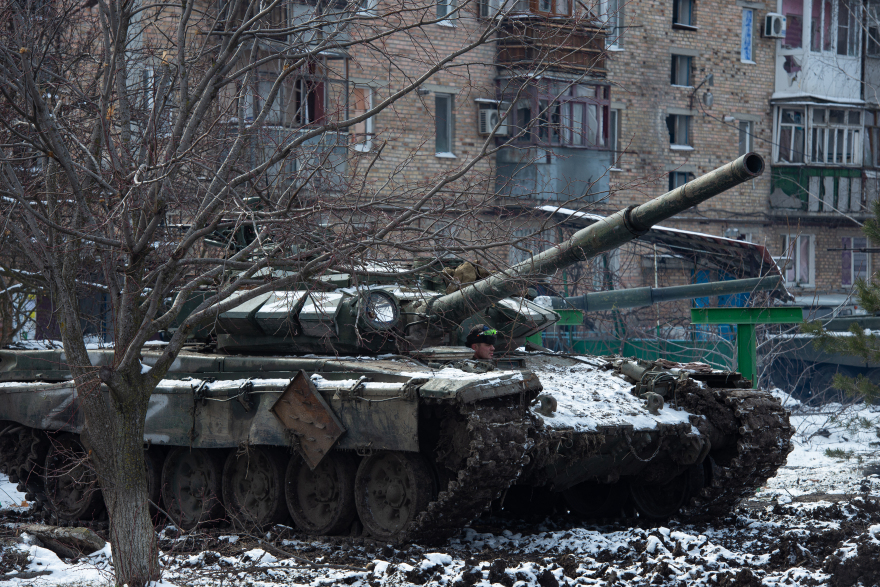 Πόλεμος στην Ουκρανία: Τεθωρακισμένο ισοπεδώνει ρωσικό άρμα μάχης