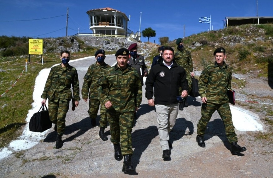 Στεφανοβίκειο: Σε εκπαιδευτική πτήση με ελικόπτερο «Apache» ο Χαρδαλιάς