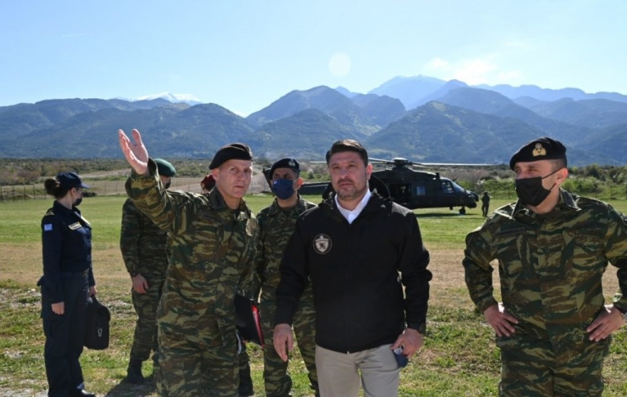 Στεφανοβίκειο: Σε εκπαιδευτική πτήση με ελικόπτερο «Apache» ο Χαρδαλιάς