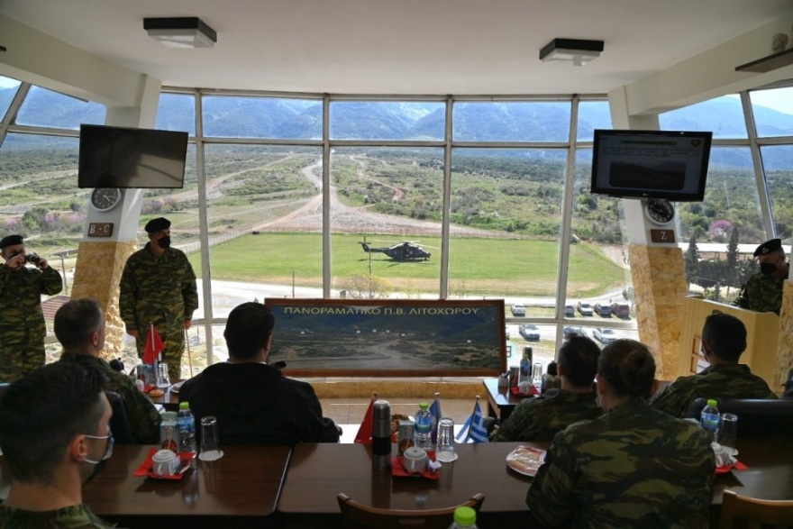 Στεφανοβίκειο: Σε εκπαιδευτική πτήση με ελικόπτερο «Apache» ο Χαρδαλιάς