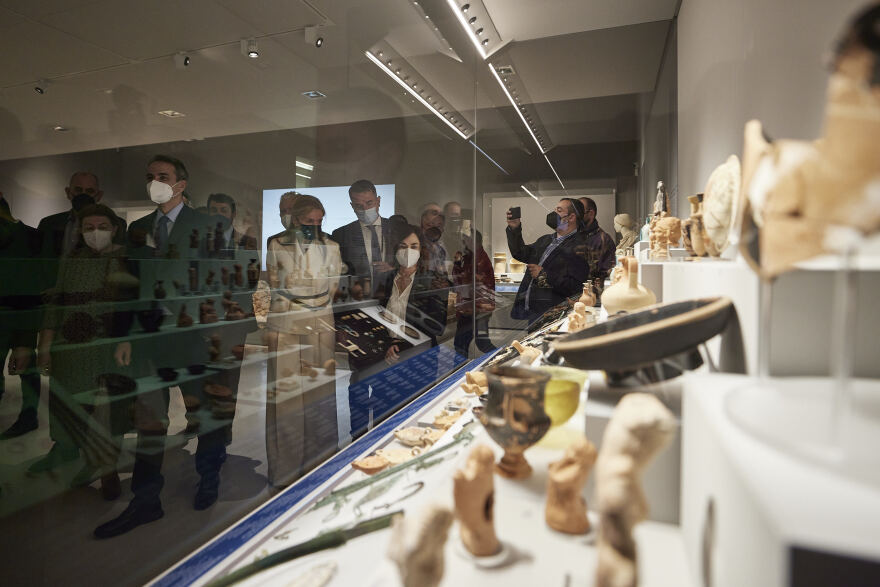 Το νέο αρχαιολογικό μουσείο Χανίων επισκέφθηκε ο Κυριάκος Μητσοτάκης - Συγκινημένος για τη συλλογή των γονέων του