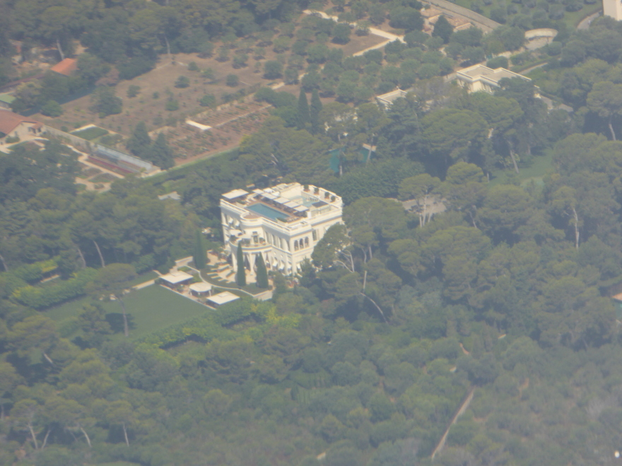 Chateau De La Croe: Από τον Ωνάση και τους Νιάρχους στον Αμπράμοβιτς και την κατάσχεση 