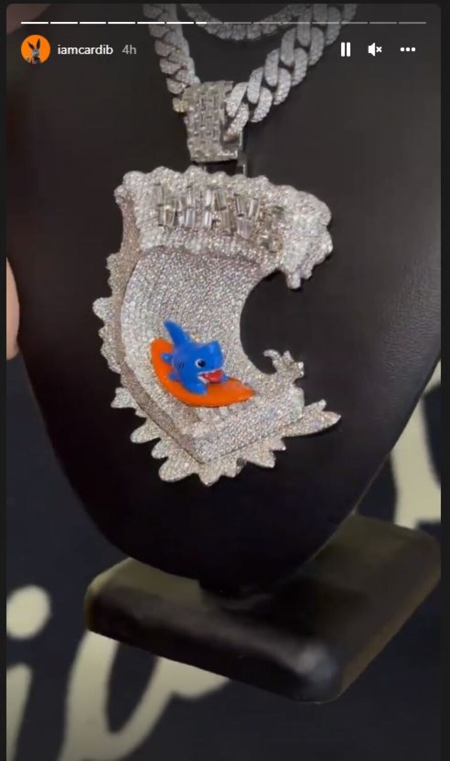 Η Cardi B ανακοίνωσε με ένα διαμαντένιο κολιέ το όνομα του γιου της - Φωτογραφίες