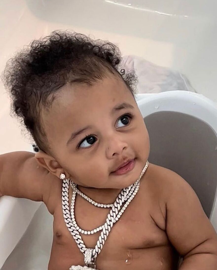 Η Cardi B ανακοίνωσε με ένα διαμαντένιο κολιέ το όνομα του γιου της - Φωτογραφίες