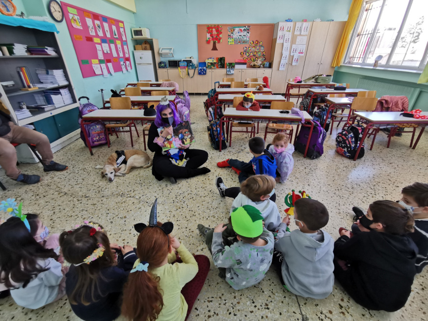 Η ιστορία τριών κακοποιημένων σκύλων που γλίτωσαν τον θάνατο και διδάσκουν σεβασμό στους μαθητές 