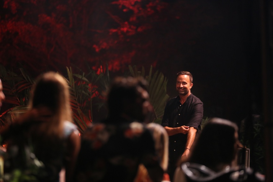 Survivor: Μπλε και κόκκινη ομάδα γίνονται μια παρέα για το πάρτι της ένωσης