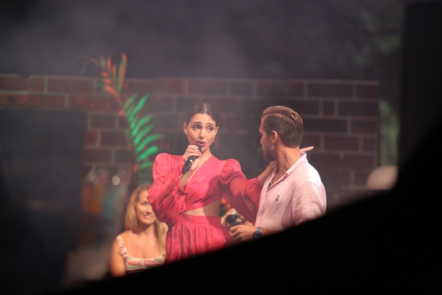 Survivor: Μπλε και κόκκινη ομάδα γίνονται μια παρέα για το πάρτι της ένωσης