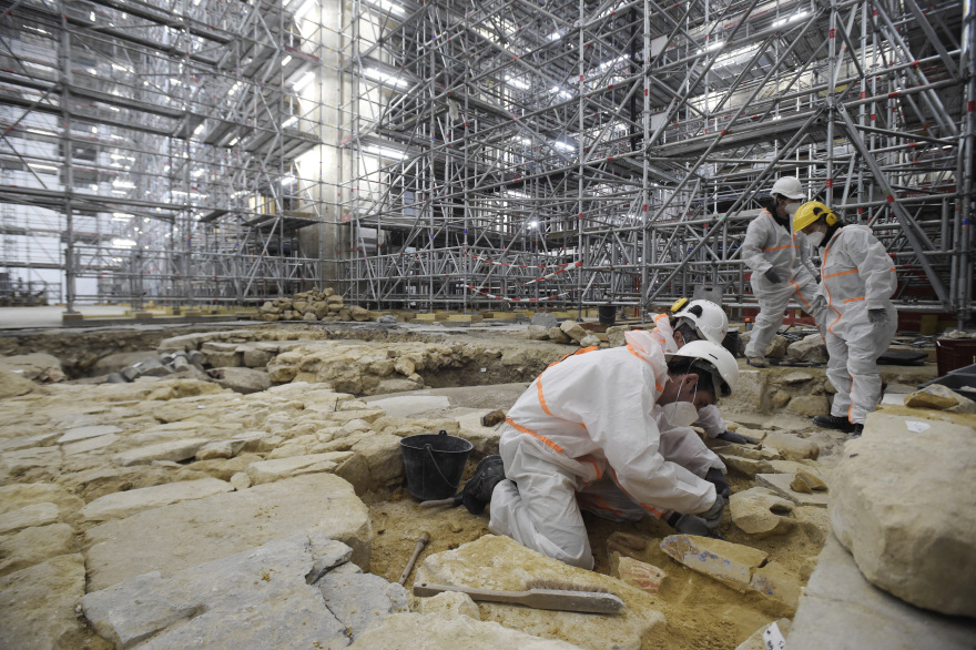 Μυστήριο με... σαρκοφάγο που βρέθηκε θαμμένη 19 μέτρα κάτω από την Παναγία των Παρισίων