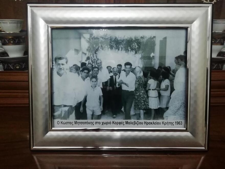 Ηράκλειο: Φωτογραφία του πατέρα του από το 1963 έλαβε ως δώρο ο Κυριάκος Μητσοτάκης