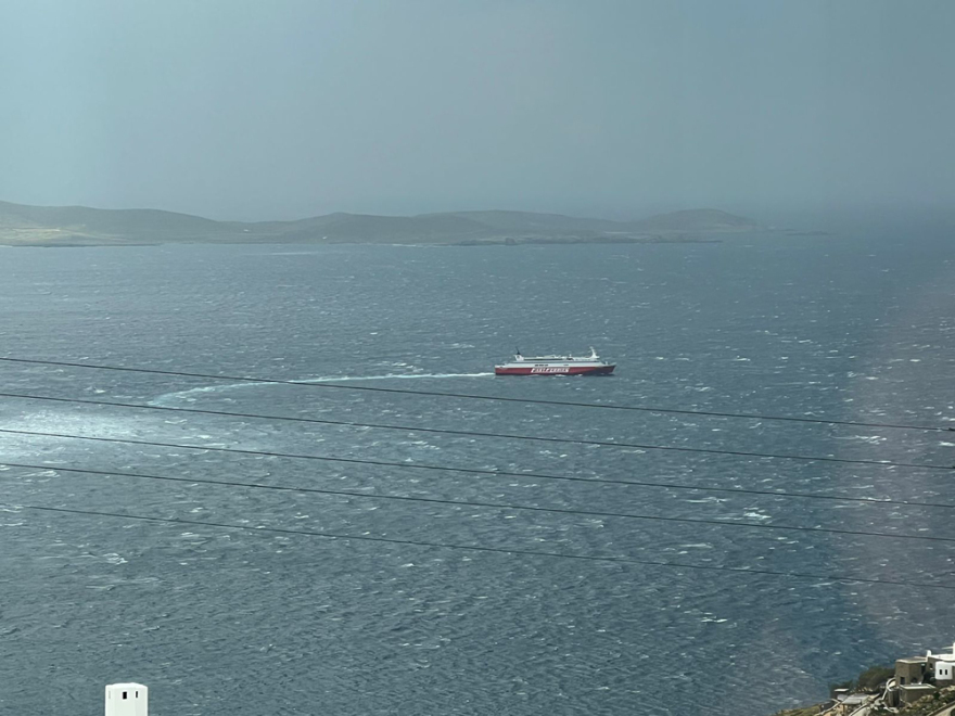 Μύκονος: Δείτε το Fast Ferries Άνδρος να κάνει... κύκλους στη θάλασσα λόγω των ανέμων (φωτογραφίες)