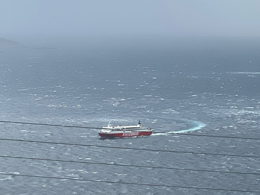 Μύκονος: Δείτε το Fast Ferries Άνδρος να κάνει... κύκλους στη θάλασσα λόγω των ανέμων (φωτογραφίες)